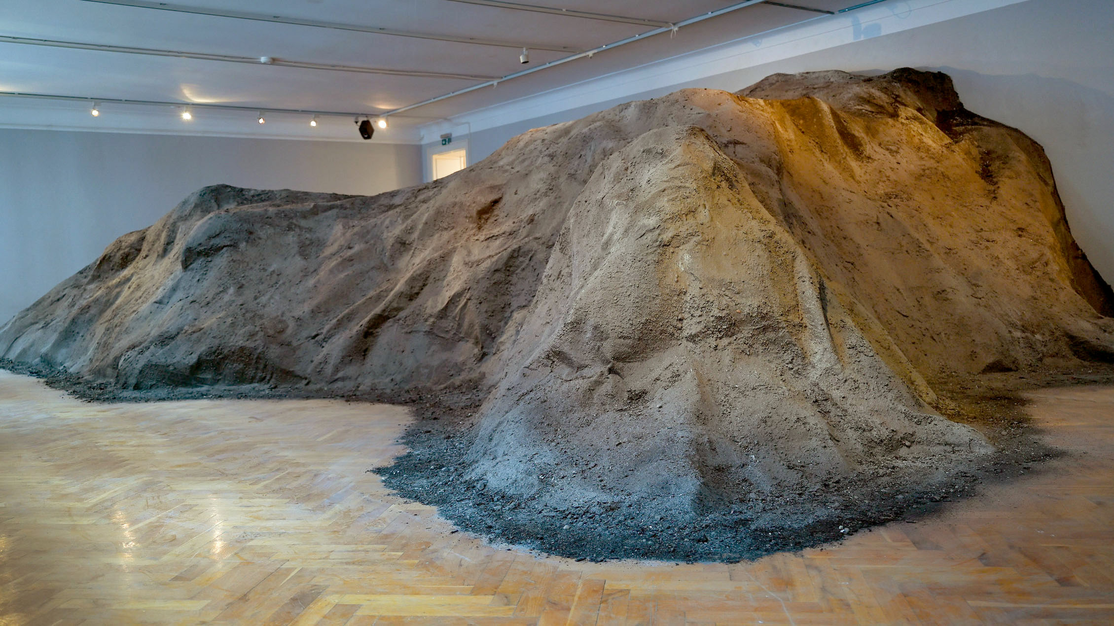 Fatma-Bucak_Numbing-silence-covers-us-like-fine-dust_While-the-Dust-Quickly-Falls_Kunsthaus-Dresden_2022_photo-by-Anja-Schneider-12