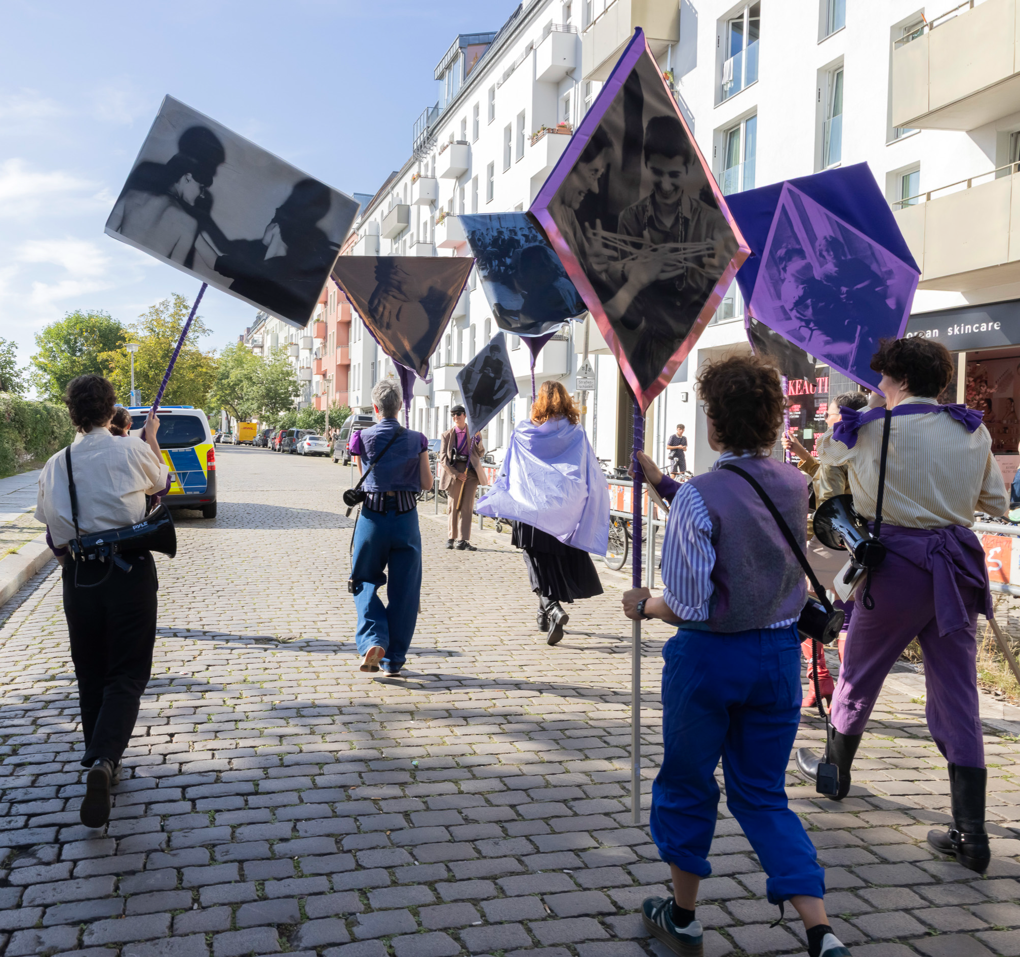 LILA FETZEN. Sichtbarkeit und Befragung der unabhängigen Frauen- und Lesbenbewegung in der DDR – Installation von Nadin Reschke, Berlin