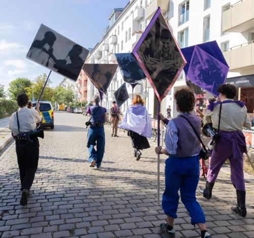 LILA FETZEN. Sichtbarkeit und Befragung der unabhängigen Frauen- und Lesbenbewegung in der DDR – Installation von Nadin Reschke, Berlin