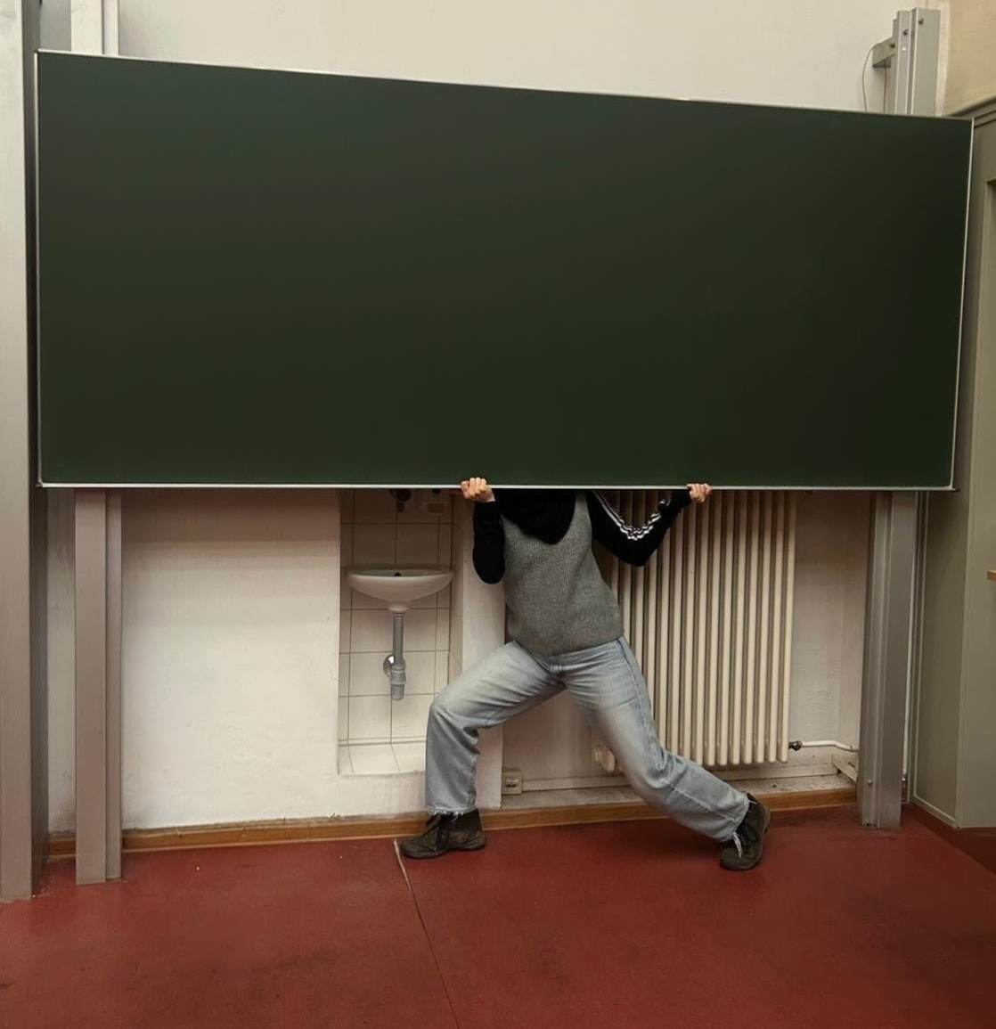 Sieben Studierende des Hochschulüber­greifenden Zentrum Tanz (Berlin) erkunden am 23. April ab 17 Uhr die Sammlungen und den Campus der TU Dresden in einem choreographi­schen Prozess