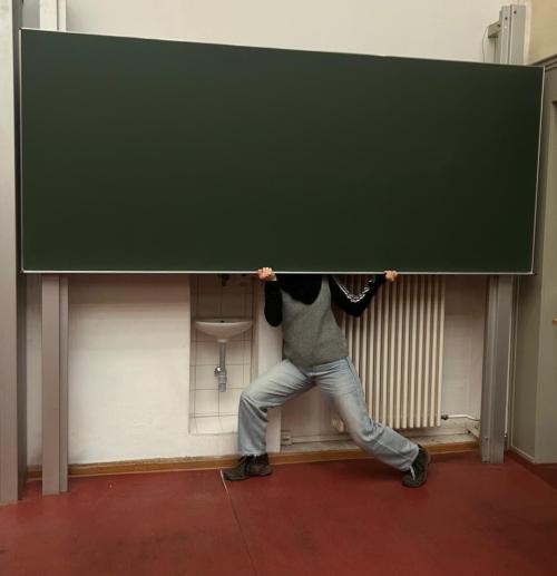 Sieben Studierende des Hochschulüber­greifenden Zentrum Tanz (Berlin) erkunden am 23. April ab 17 Uhr die Sammlungen und den Campus der TU Dresden in einem choreographi­schen Prozess